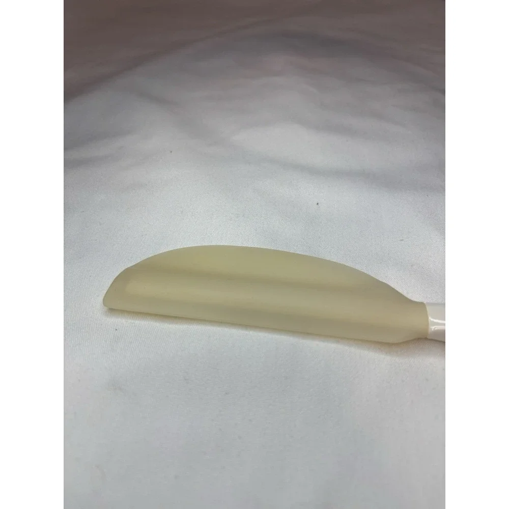 Wilton White Plastic Scraper with Removable Silicone Head